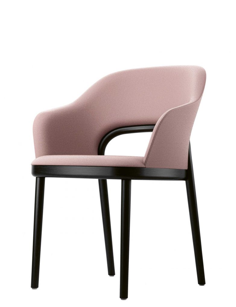 Für den Polsterstuhl «520» hat Designer Marco Dessí die Klassiker des Unternehmens studiert. Der Bügel der Rückenlehne bildet wie bei dem Bugholzklassiker «209» eine Einheit mit den Hinterbeinen. Die hochwertige Polsterung macht das Modell jedoch bequemer als den reinen Holzstuhl. THONET.