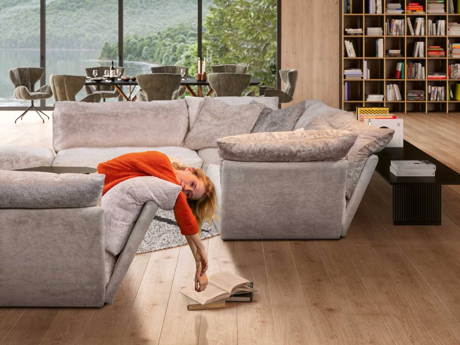 Acht Schichten aus feinen Materialien vereinen sich in einem harmonischen Spiel von Weichheit und Unterstützung, während die legeren Kissen wie einladende Wolken über die Rückenlehne fallen. Mit dem Sofa «Esfera» wird jeder Moment zum Genuss – einfach zurücklehnen und die Seele baumeln lassen. bretz.de