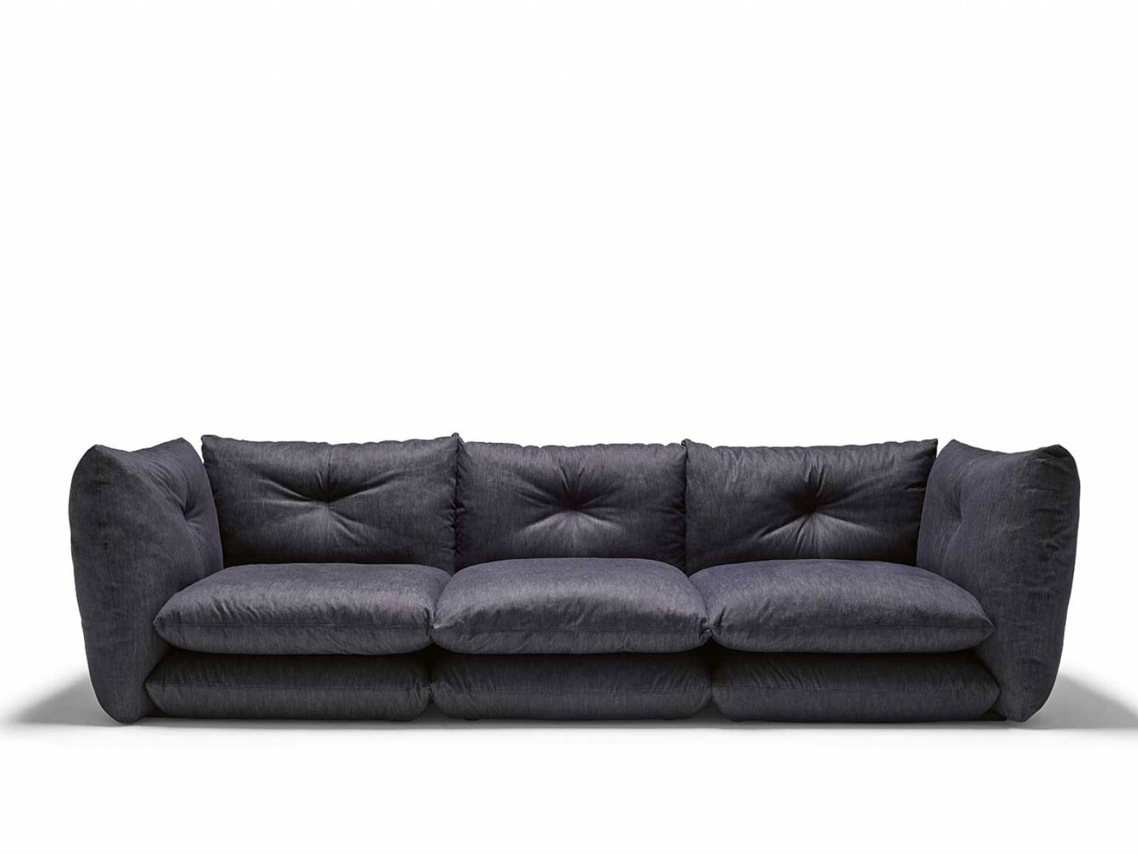 Das «Perron Pillo» Sofa von Willo Perron bringt die Idee des ultimativen Komforts in modularer Form. Inspiriert von übergrossen Kissen, bietet es grosszügige Proportionen und abnehmbare Bezüge in verschiedenen Stoffen, darunter auch Denim. knoll-int.com