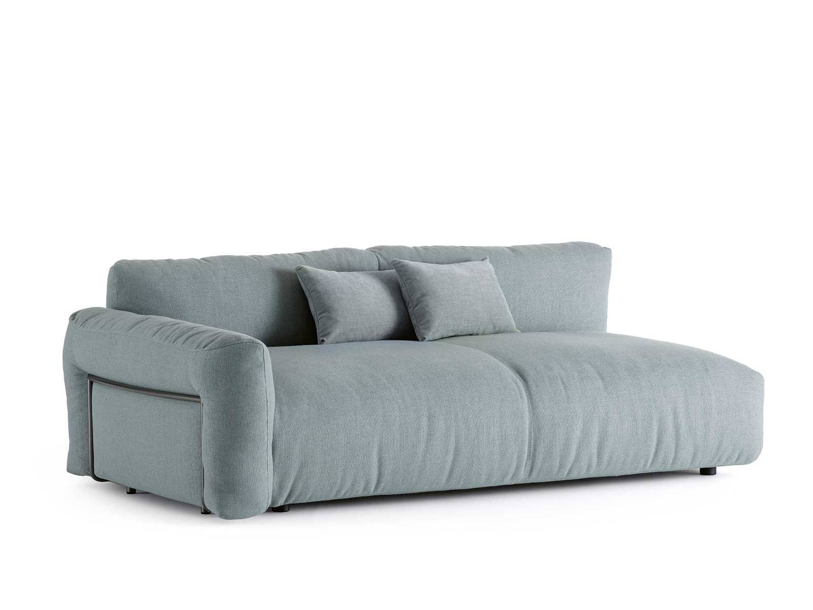 Das Sofa «Fiocco» lädt dazu ein, sich in seiner Weichheit einzukuscheln und zu entspannen. Die üppig gepolsterten Module werden durch Couchtische ergänzt, die zwischen den Sofa-Elementen platziert werden können. Design: Pinuccio Borgonovo. flou.it