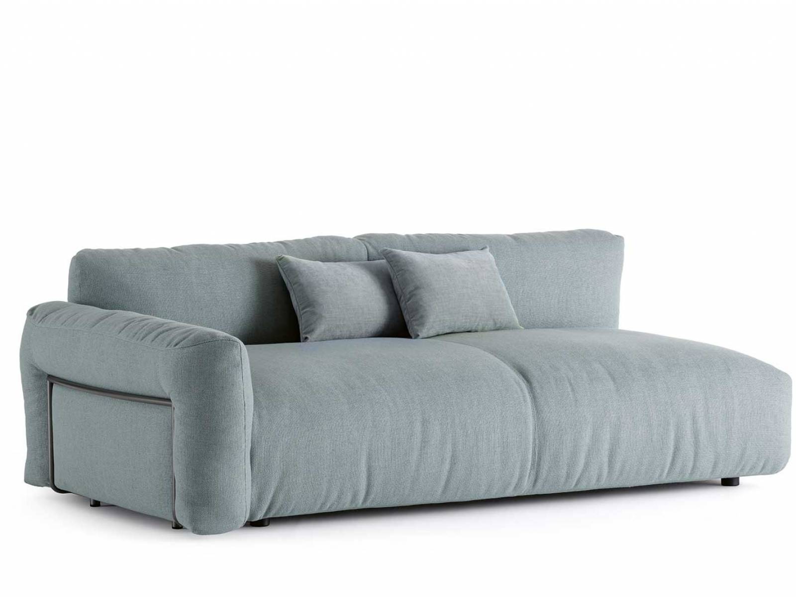 Das Sofa «Fiocco» lädt dazu ein, sich in seiner Weichheit einzukuscheln und zu entspannen. Die üppig gepolsterten Module werden durch Couchtische ergänzt, die zwischen den Sofa-Elementen platziert werden können. Design: Pinuccio Borgonovo. flou.it