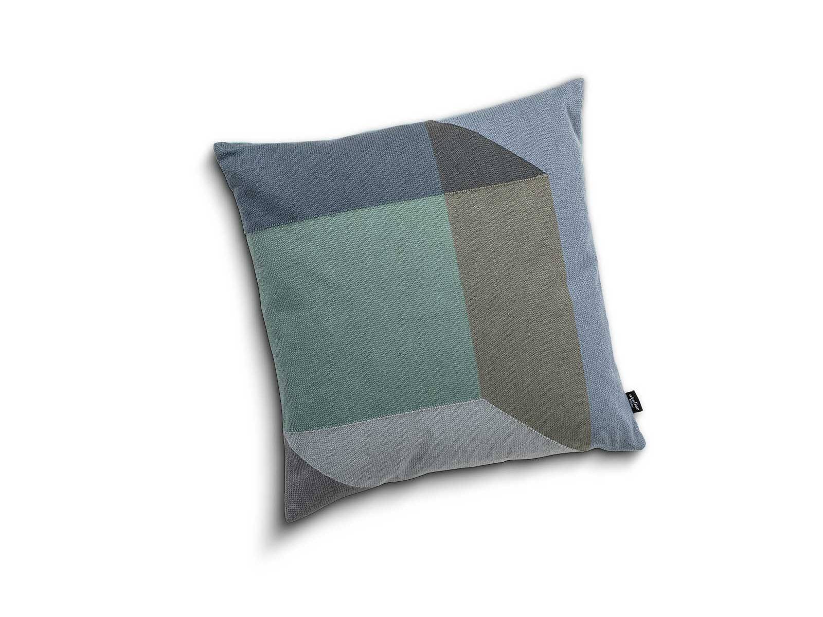 Durch feine Abstufungen und bogenförmig-geometrische Linien erweckt das Zierkissen «Goldbach» unterschiedliche Farbflächen zum Leben. Design: Alfredo Häberli. pfister.ch