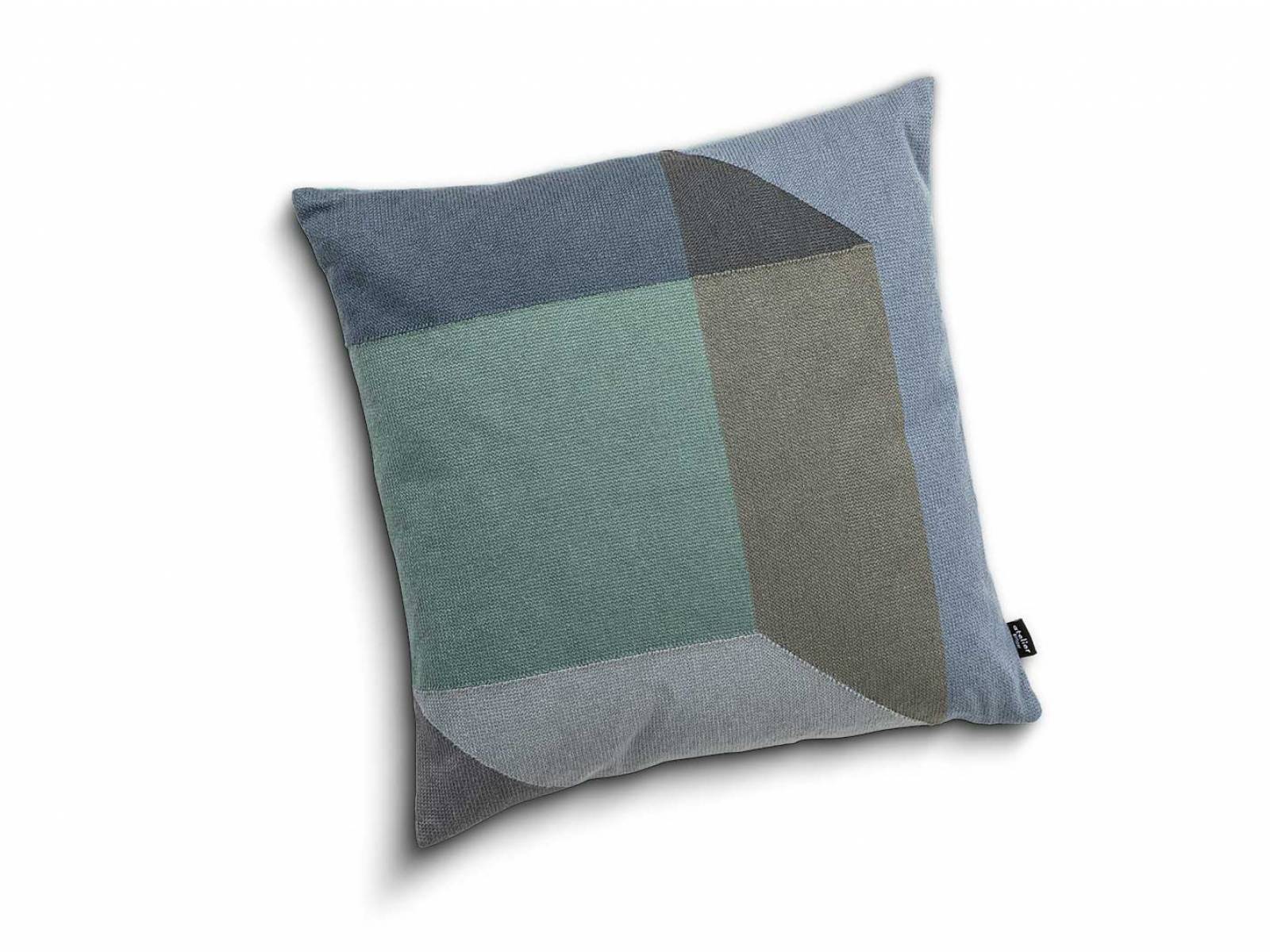 Durch feine Abstufungen und bogenförmig-geometrische Linien erweckt das Zierkissen «Goldbach» unterschiedliche Farbflächen zum Leben. Design: Alfredo Häberli. pfister.ch