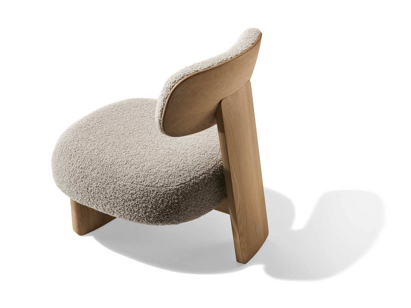Die markante Silhouette von Sessel «Elliot» zeichnet sich durch sanfte Rundungen und eine grosszügige Polsterung aus. Alle Massivholzteile und das Formholzelement der Rückenlehne sind formaldehydfrei verleimt. Zur Veredelung der Holzoberflächen wird ausschliesslich reines Naturöl verwendet. team7-home.com