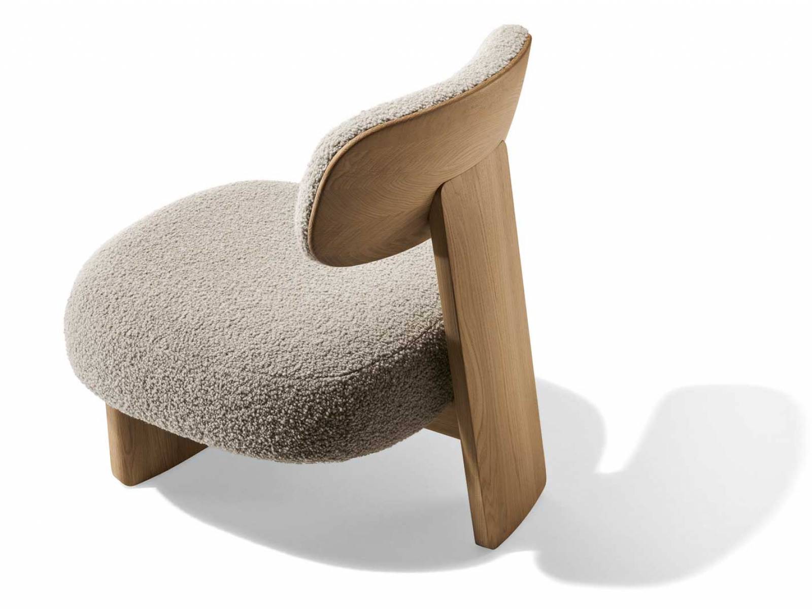 Die markante Silhouette von Sessel «Elliot» zeichnet sich durch sanfte Rundungen und eine grosszügige Polsterung aus. Alle Massivholzteile und das Formholzelement der Rückenlehne sind formaldehydfrei verleimt. Zur Veredelung der Holzoberflächen wird ausschliesslich reines Naturöl verwendet. team7-home.com