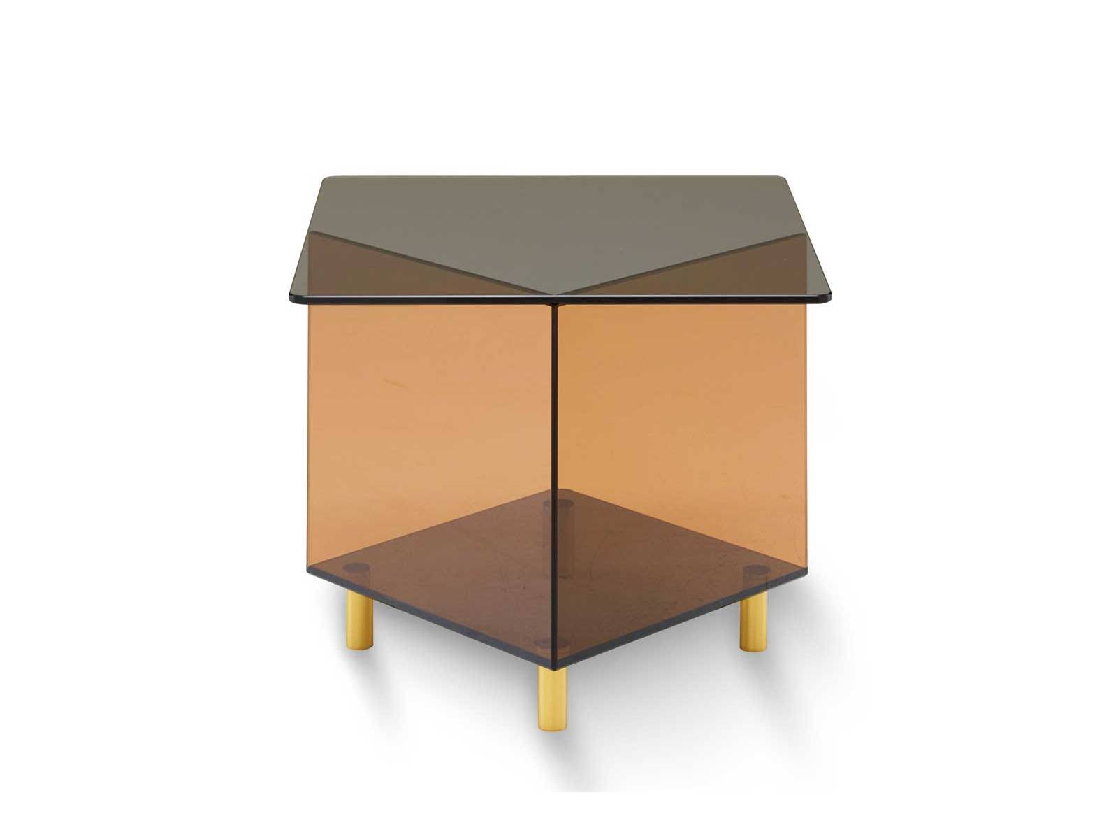 Marie-Aurore Stiker-Metrals Couchtisch «Albers» ist ein freches Augenzwinkern an den gleichnamigen Bauhaus-Meister: Quadrate finden ihren Platz in Quadern, Module flirten miteinander. Durch die Kombination von zwei oder vier Modulen entstehen Couchtische mit variabler Geometrie. ligne-roset.com