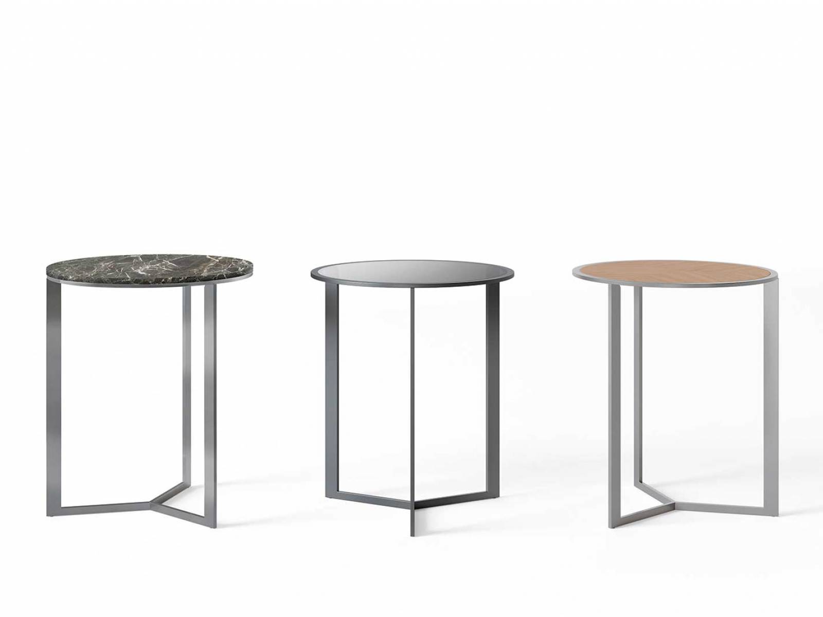 Das Brückenelement aus stranggepresstem Aluminium verleiht den Couchtischen der «Rialto»-Kollektion eine schwebende Leichtigkeit, während die Auswahl an ovalen und runden Tischplatten aus glänzendem oder mattem Glas, edlem Holz und Marmor die persönliche Note unterstreicht. Design: Giuseppe Bavuso. rimadesio.it