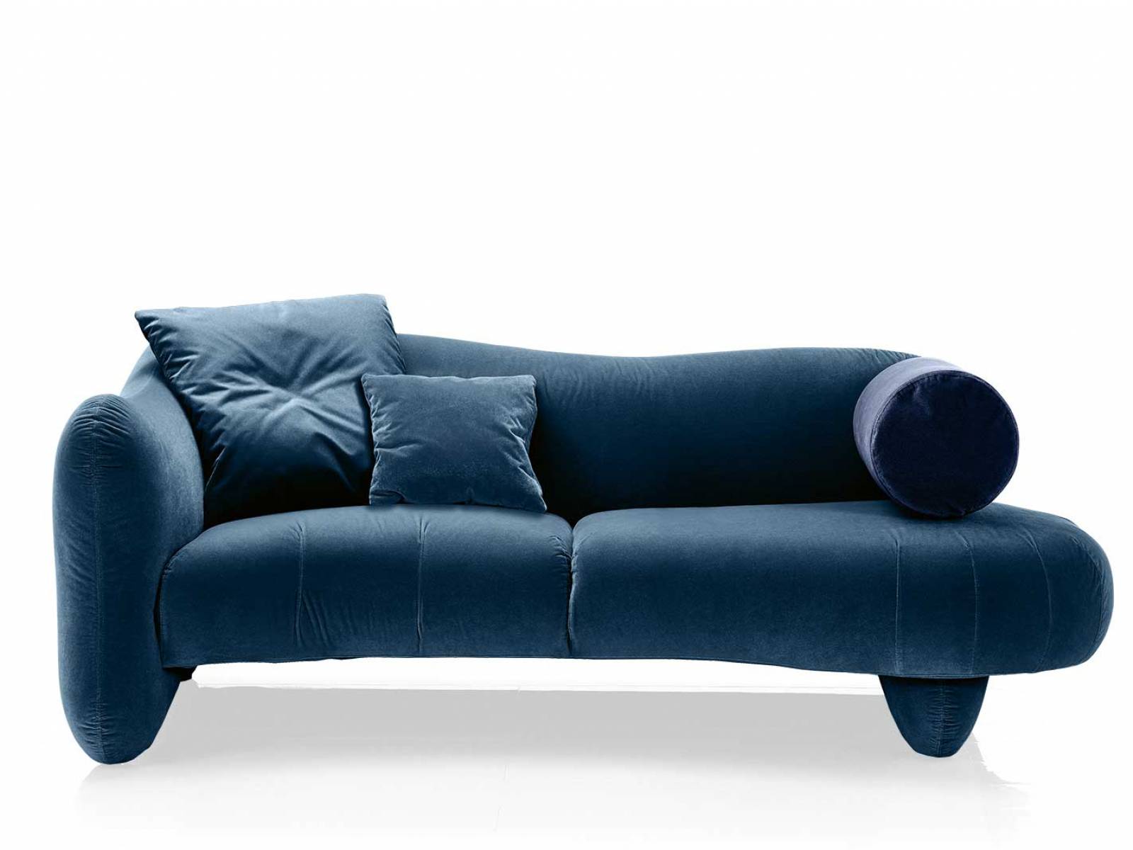 Mit einer grosszügigen Breite und Sitztiefe verwandelt das Sofa «Bongo Bay Lounge» jeden Raum in eine Oase des Komforts. Die Möglichkeit, es mit den Openends zu kombinieren, eröffnet kreative Gestaltungsspielräume, während die abziehbaren Bezüge praktische Flexibilität bieten. bruehl.com