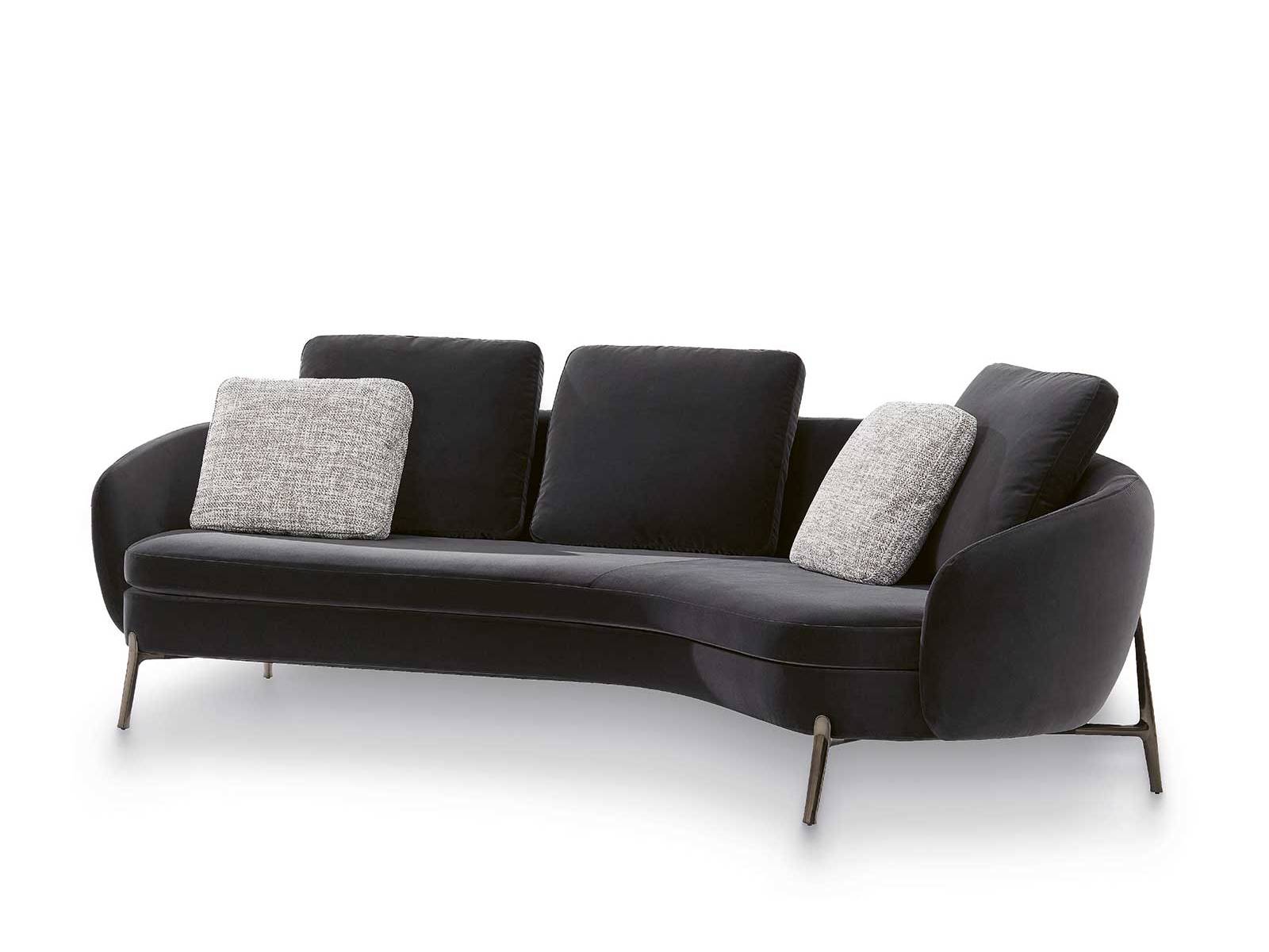 «Orbis» verwandelt das Wohnzimmer in einen Rückzugsort, der so einladend ist wie eine warme Umarmung an einem kalten Winterabend. Mit seinen geschwungenen Linien und weichen Formen schafft die Kollektion aus zwei Sofas und einem Sessel einen Raum, in dem man sich gern länger aufhält. poliform.it 