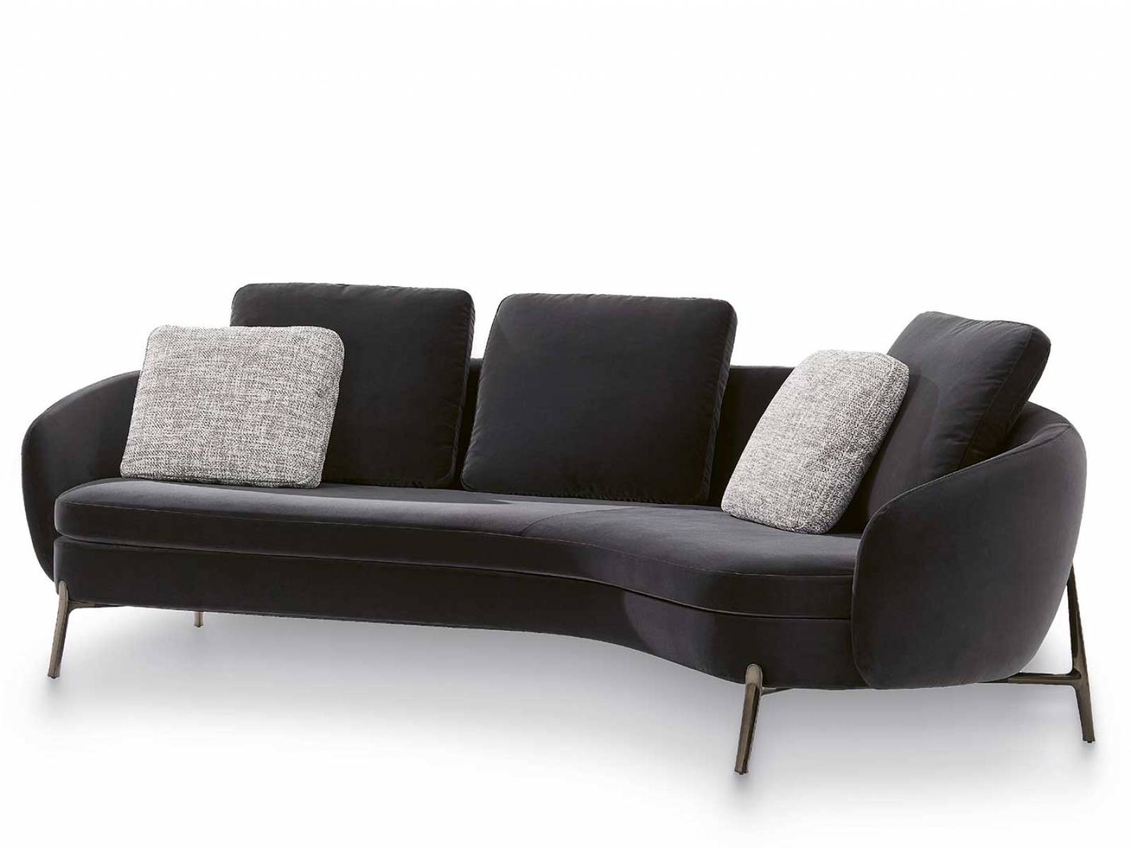 «Orbis» verwandelt das Wohnzimmer in einen Rückzugsort, der so einladend ist wie eine warme Umarmung an einem kalten Winterabend. Mit seinen geschwungenen Linien und weichen Formen schafft die Kollektion aus zwei Sofas und einem Sessel einen Raum, in dem man sich gern länger aufhält. poliform.it 