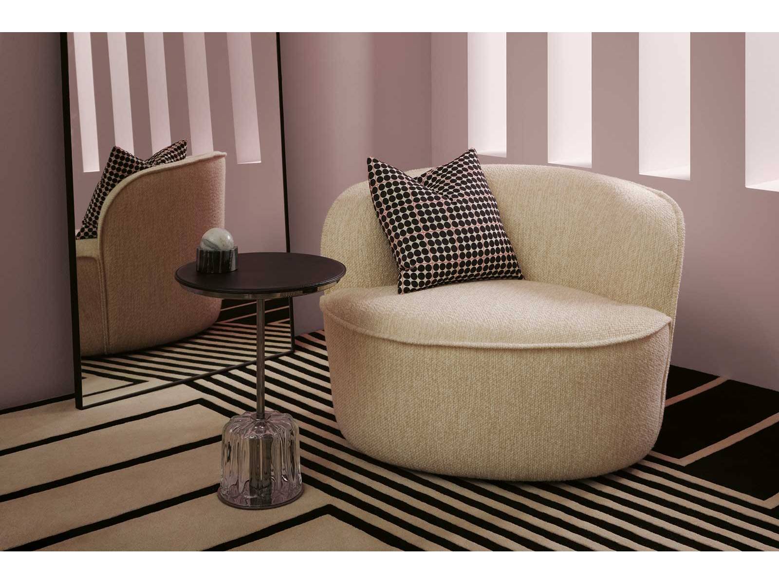 Die weiche, umarmende Form von Sessel «Bun» ist einem Bao Bun nachempfunden. Sie schwebt auf einem verborgenen Drehmechanismus, was ein entspanntes Pendeln ermöglicht. Die klare Linienführung, die in einem nahtlos wirkenden Polsterkörper resultiert, erfordert eine hohe Handwerkskunst. Design: Federica Biasi. wittmann.at