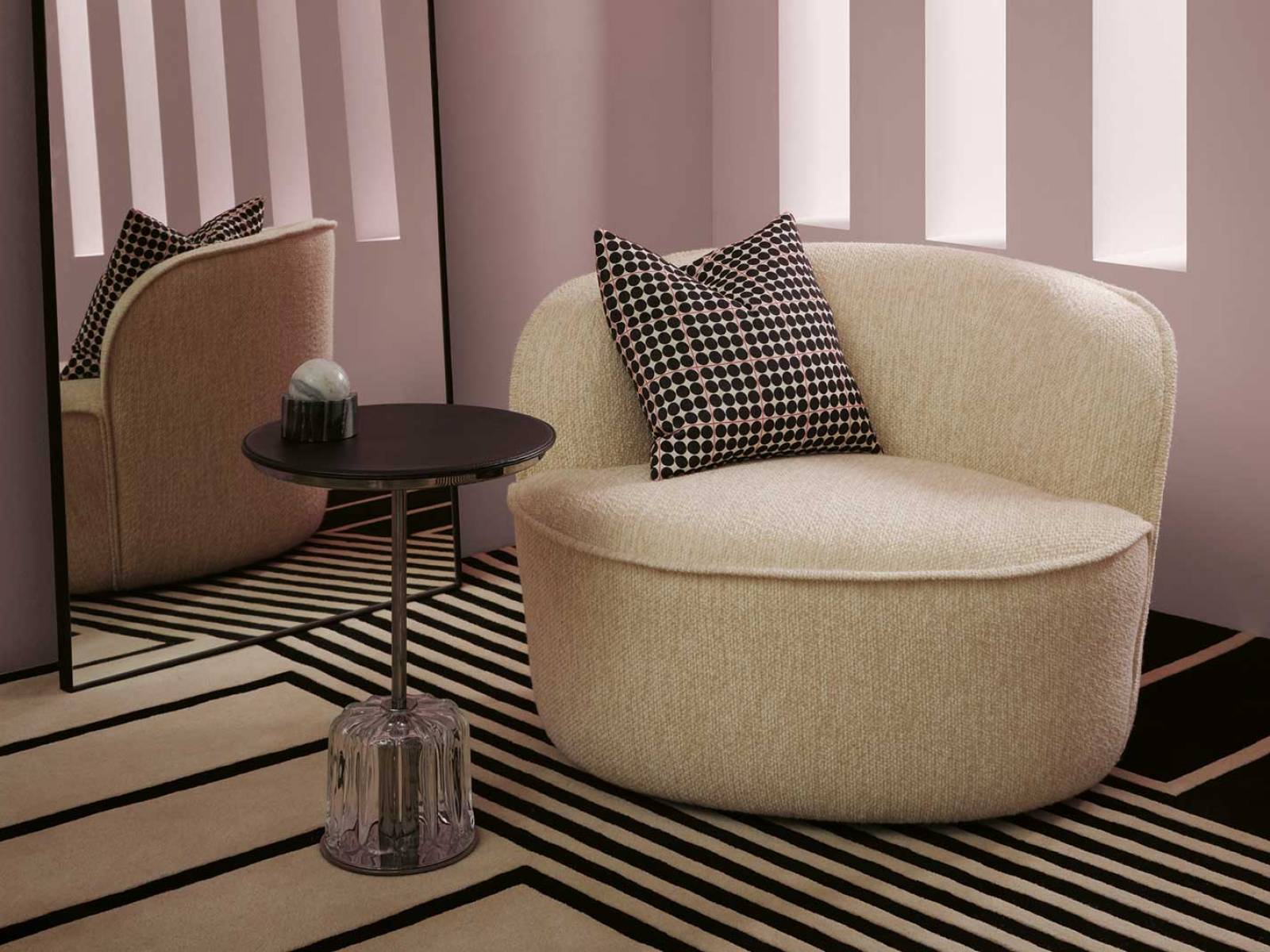 Die weiche, umarmende Form von Sessel «Bun» ist einem Bao Bun nachempfunden. Sie schwebt auf einem verborgenen Drehmechanismus, was ein entspanntes Pendeln ermöglicht. Die klare Linienführung, die in einem nahtlos wirkenden Polsterkörper resultiert, erfordert eine hohe Handwerkskunst. Design: Federica Biasi. wittmann.at