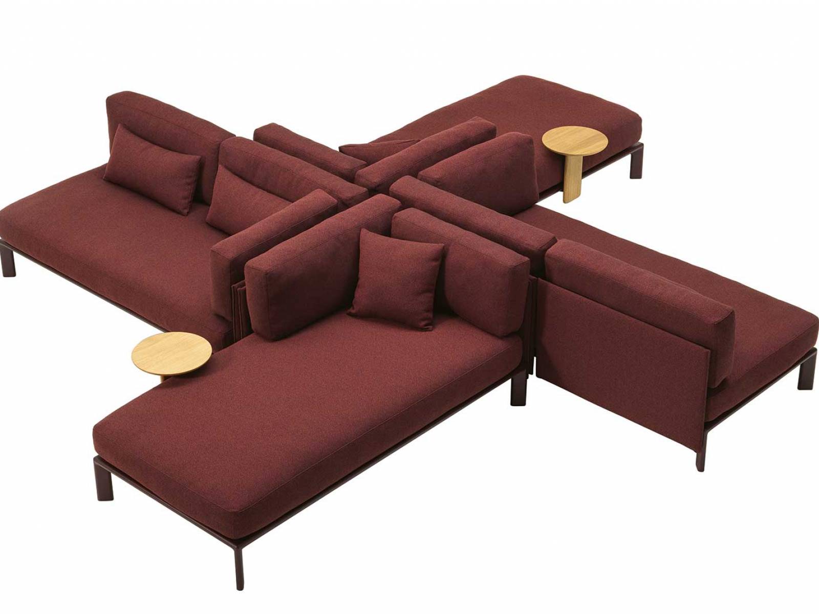 Sofa-Tetris für alle: Panter & Tourron präsentieren mit «Anagram» ein Sofa, das sich mit dem Leben seiner BesitzerInnen verändert. Dank Klick-Mechanismus mutiert es vom L-förmigen Fernseh-Altar zur Gäste-Schlafstätte oder zur kommunikativen S-Kurve. Die vegane Polsterung aus PET-Flaschen und der recycelte Alurahmen bieten Nachhaltigkeit und Stabilität – perfekt für ein Leben im Wandel. vitra.com