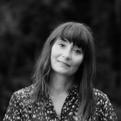 Die dänische Designerin Tilde Andersen lebt und arbeitet in Luzern. Hier erschafft sie wundervolle Keramiken, die beeinflusst sind von skandinavischem Design, traditioneller Handwerkskunst und der Natur ihrer Wahlheimat. Die «Big Moon»-Vase wird auf der Töpferscheibe hergestellt, von Hand verziert und mit einer grünen Kupferglasur überzogen. TILEDCLAY.COM