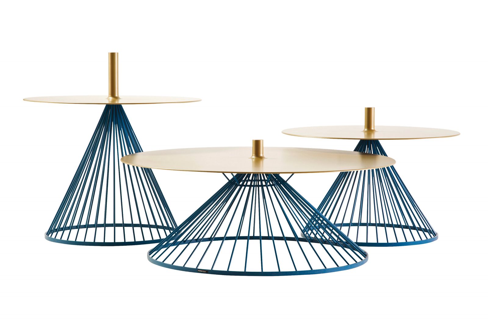 Auch bei diesen verspielten Beistelltischen überzeugt das Farbenduo Blau und Gold. Dass die Form der Tische «Ombrelle» an einen Schirm erinnern soll, ist gewollt. Design: Cristian Mohaded. Roche Bobois.