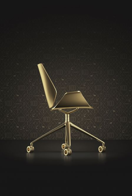 Ein Grund zum Jubeln hat dieses Unternehmen, das zu seinem 100. Geburtstag das Modell «Centuro» präsentiert – einen Stuhl, dessen Form von einer Tulpe inspiriert ist. In Gold gibt es ihn zwar nur für PR-Zwecke. Der Stuhl aus Walnuss- oder Eichenfurnier ist aber mit verschiedenen Gestellvarianten, mit oder ohne Polsterung sowie in einer Vielzahl von Beiz- und Farbverarbeitungen erhältlich. Casala.