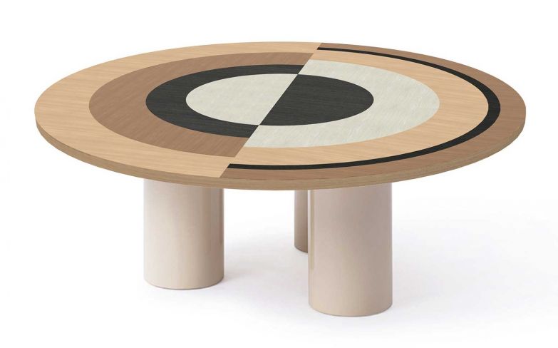 Als kleine Schwester des Esstisches «Sonia et Cætera» kommt «Sonia» in der Version eines niedrigen Couchtisches daher, dessen von Intarsien aus unterschiedlichen Holzfurnieren verzierte Tischplatte auf drei konischen Zylinderbeinen aufliegt. MAISONDADA.