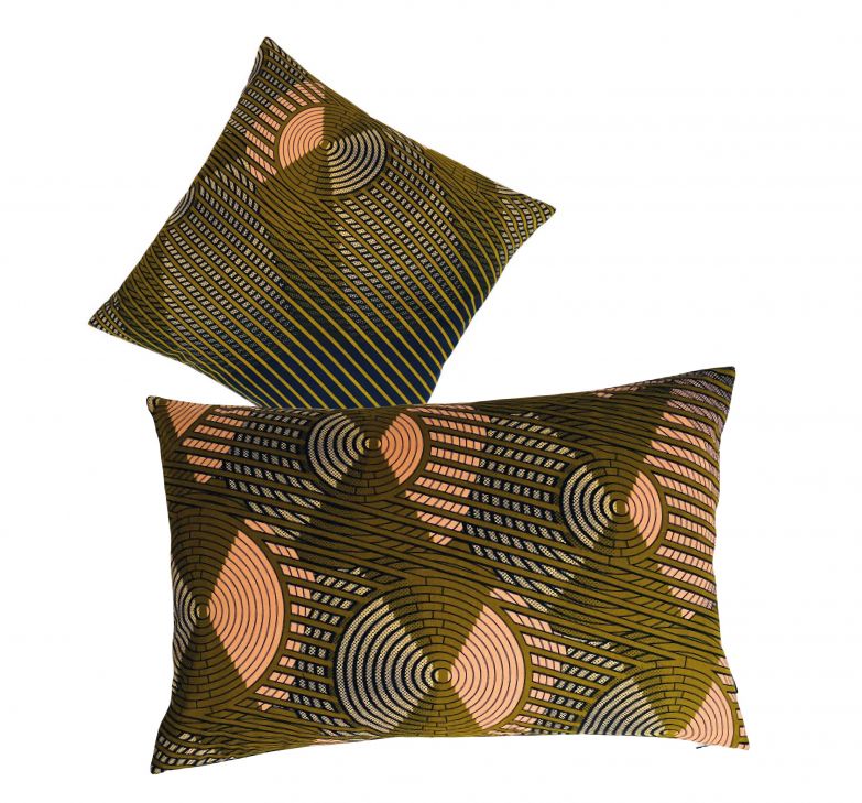 Ob die modernen und farbenfrohen Textilien lokaler afrikanischer Händler auf der Vorder-, oder die hochwertigen Textilreste des dänischen Herstellers Kvadrat auf der Rückseite des Kissens – beide entstanden vor einem wohltätigen Hintergrund. Denn das dänische Unternehmen schafft mit der Herstellung seiner Textilprodukte Arbeitsplätze für Menschen, die Unterstützung brauchen. MUMUTANE.