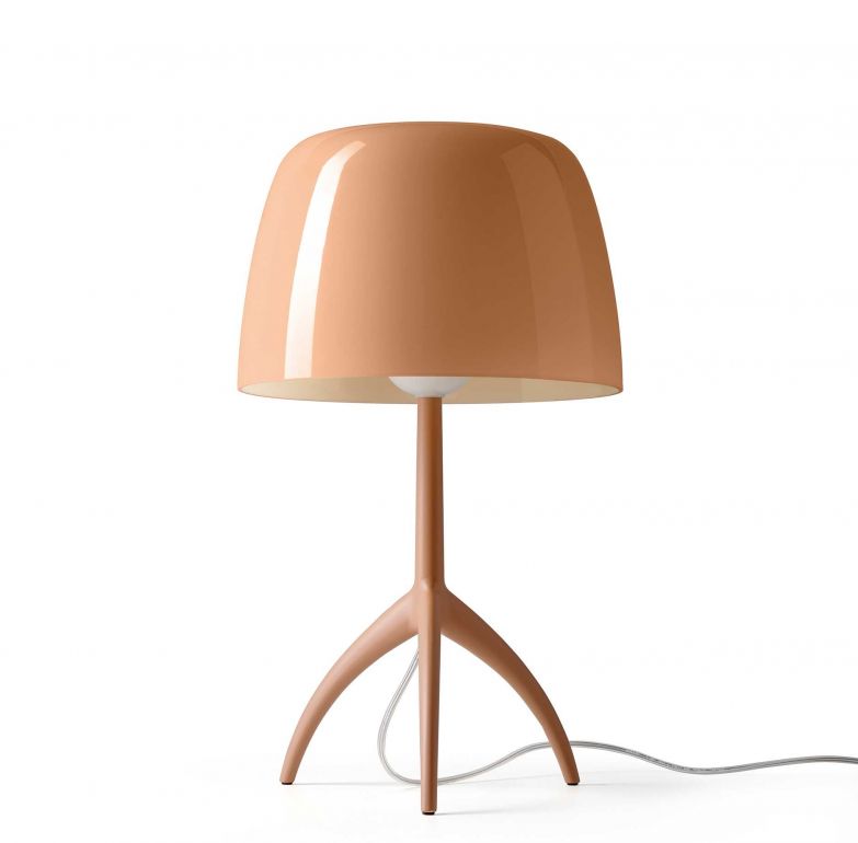 «Lumiere» zählt zu den bekanntesten Leuchtenfamilien, die Rodolfo Dordoni entworfen hat; mit ihrem stilvollen Design schuf er eine moderne Neuinterpretation des klassischen Lampenschirms. Die Tischleuchte «Lumiere Nuances» gibt es nun in den Farben Creta, Sahara und Cipria, mit einem Lampenschirm aus Glas und einem farblich abgestimmten Sockel. FOSCARINI.