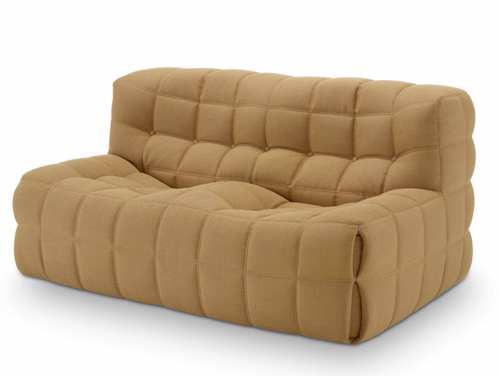 «Kashima» ist die Neuinterpretation eines klassischen Chesterfield-Sofas. Wie sein Vorbild hat es sehr grosszügige Formen, ist komplett gesteppt, hat aber auch neue Details wie die speziell vernähten Ecken. Design: Michel Ducaroy. LIGNE ROSET.