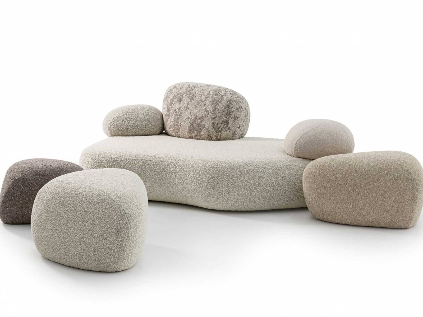 Für das Sofasystem «Pebble Rubble» entwarf das Designstudio Front gemeinsam mit dem Textilhersteller Kvadrat die Bezugsstoffkollektion «Forest Wondering». Während die Sitzmöbel an Felsen erinnern, vermitteln die Textilien den Eindruck einer organischen Schicht. Foto: Alessandro Paderni. MOROSO.