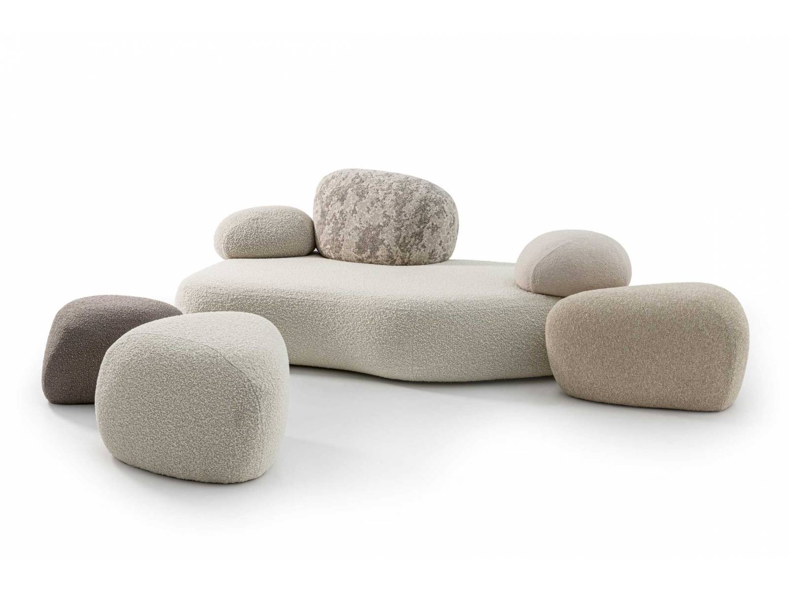 Für das Sofasystem «Pebble Rubble» entwarf das Designstudio Front gemeinsam mit dem Textilhersteller Kvadrat die Bezugsstoffkollektion «Forest Wondering». Während die Sitzmöbel an Felsen erinnern, vermitteln die Textilien den Eindruck einer organischen Schicht. Foto: Alessandro Paderni. MOROSO.