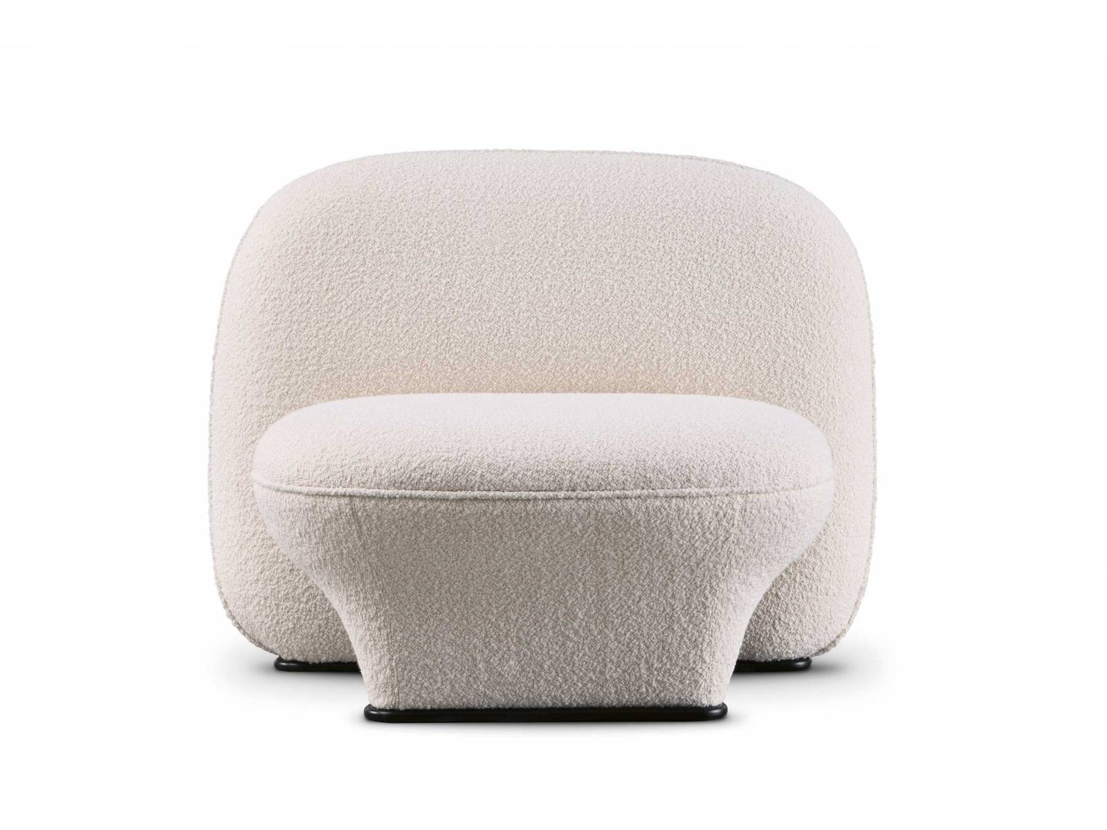 Die organisch geformte Sitzmöbelkollektion «Figure» von Luca Nichetto erinnert an geschliffene Steine. Der Creative Director des Unternehmens liess sich bei den Formen von der Natur, aber auch von historischen Schmuckstücken von Josef Hoffmann inspirieren. WITTMANN.