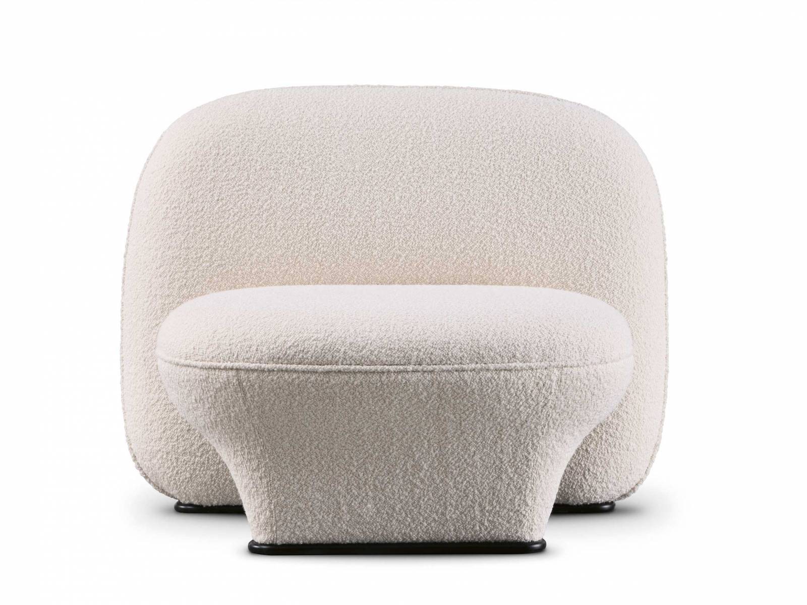 Die organisch geformte Sitzmöbelkollektion «Figure» von Luca Nichetto erinnert an geschliffene Steine. Der Creative Director des Unternehmens liess sich bei den Formen von der Natur, aber auch von historischen Schmuckstücken von Josef Hoffmann inspirieren. WITTMANN.