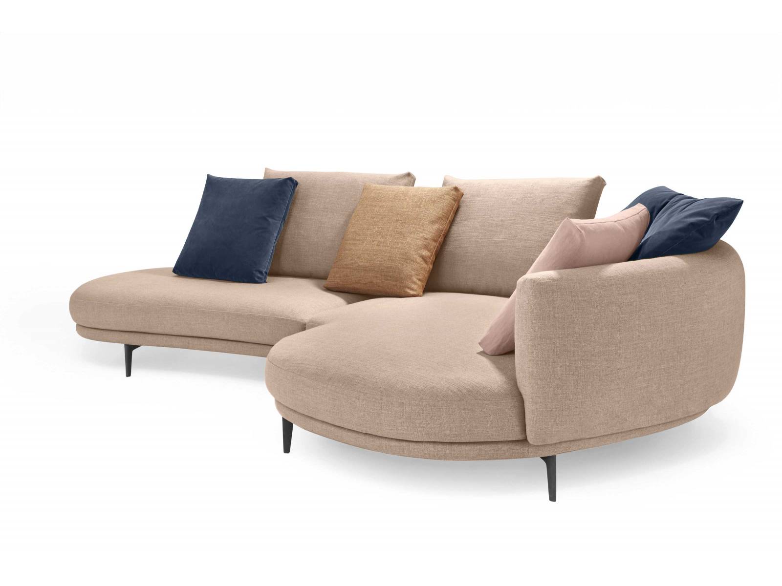 «Maaru» ist ein leichtes Sofa mit schönen Rundungen, aber auch eine Sitz- und Liegewiese für die ganze Familie. Design: EOOS. WALTER KNOLL.