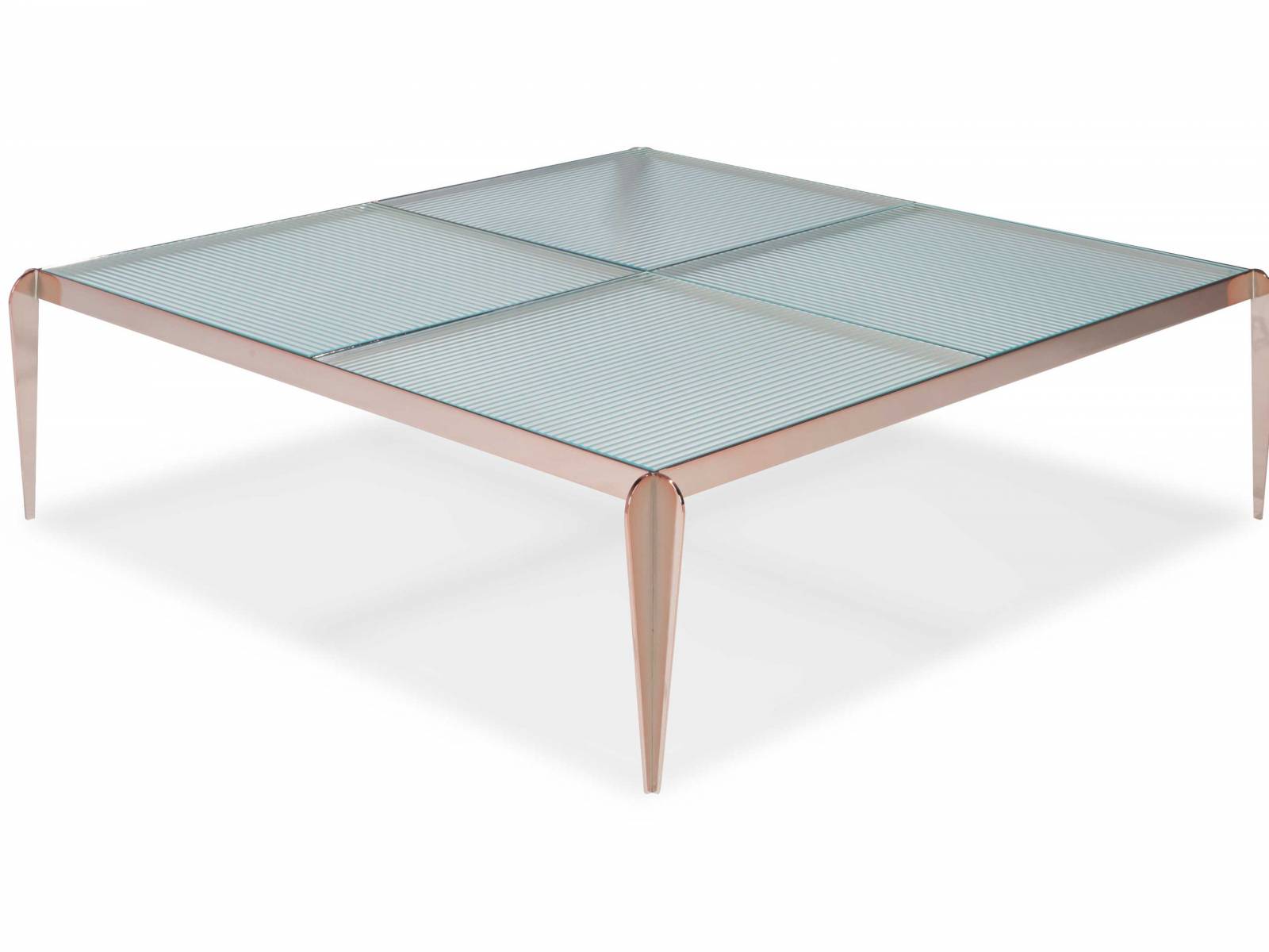 Wie der Teil eines Schachbretts wirkt der Couchtisch «Checker», der abwechselnd mit geriffelten und quadratischen Glasfliesen belegt ist. Sie ruhen auf einem schlichten Metallgestell, dessen Beine an den Ecken aussen sitzen. Foto: Nicolas Gallon. ROCHE BOBOIS.