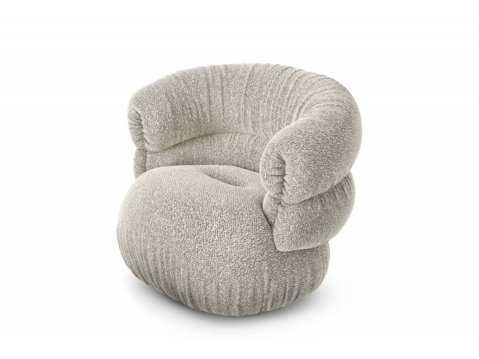 Die Form eines Luftballons regte Pauline Junglas und Dagmar Marsetz zur Polstermöbelkollektion «Balaao» an. Punktuelle Einzüge geben dem Bezug seine Stabilität, die Falten an der Unterseite des Korpus und an den Lehnen sind unregelmässig von Hand gelegt. Perfektes Finish: der Bouclé-Polsterbezug. BRETZ.