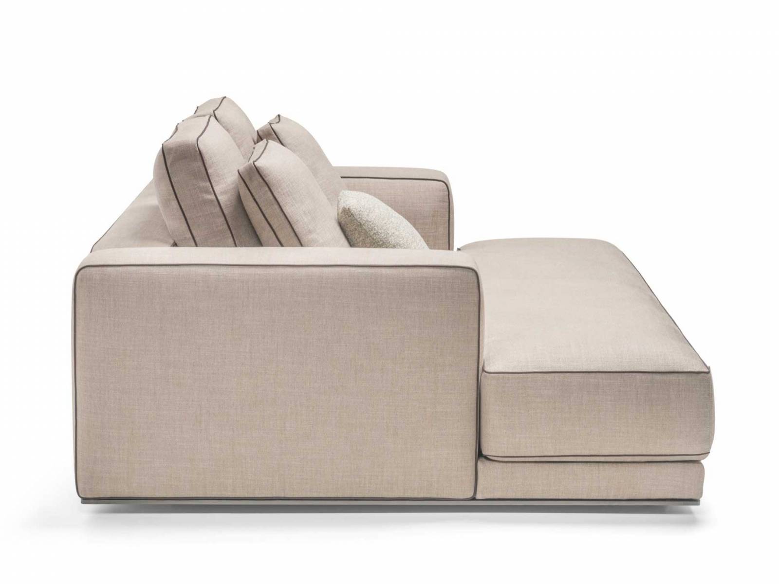 Ausgedehnte Sitzflächen und bequeme Polster laden zum entspannten Verweilen ein. «Augusto» von Vincent van Duysen ist in allen Stoff- und Ledervarianten der hauseigenen Kollektion erhältlich. MOLTENI.