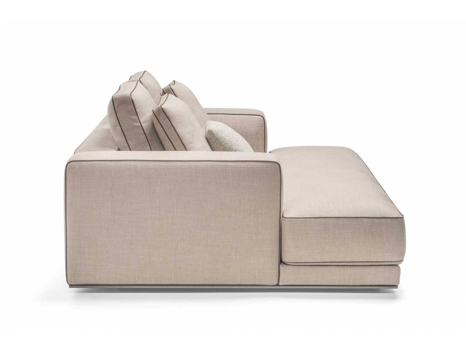 Ausgedehnte Sitzflächen und bequeme Polster laden zum entspannten Verweilen ein. «Augusto» von Vincent van Duysen ist in allen Stoff- und Ledervarianten der hauseigenen Kollektion erhältlich. MOLTENI.